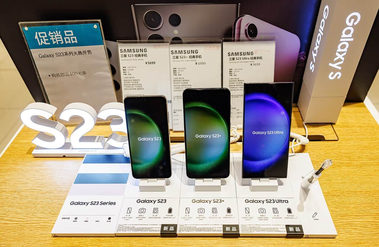 Galaxy S23, S23 Plus and S23 Ultra on a store display stand